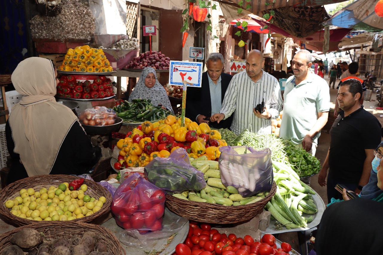 السكرتير العام المساعد يتفقد أسواق اليوم الواحد