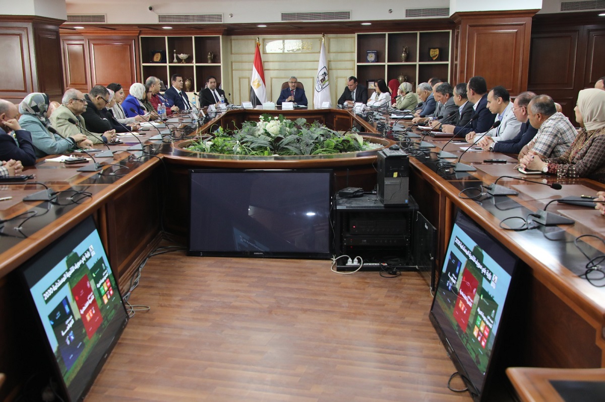 المحافظ يترأس جلسة تشاورية لمناقشة خطة التنمية الاقتصادية