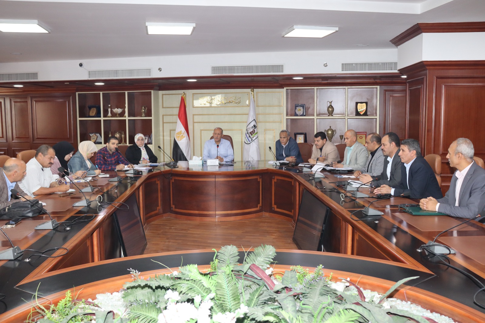 السكرتير العام يناقش مستجدات العمل بملف التصالح