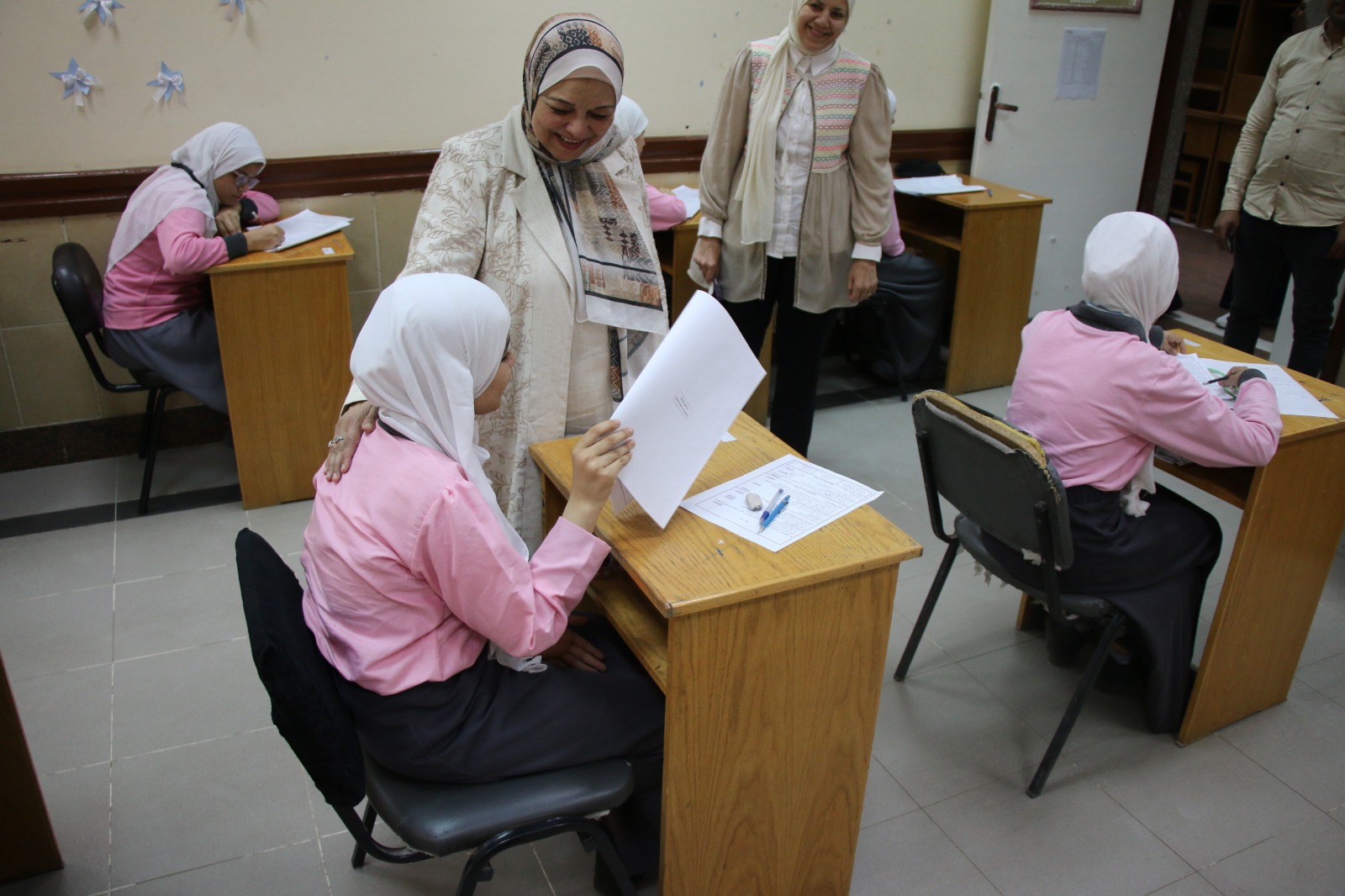 المحافظ يتابع امتحانات المعهد الفني للتمريض