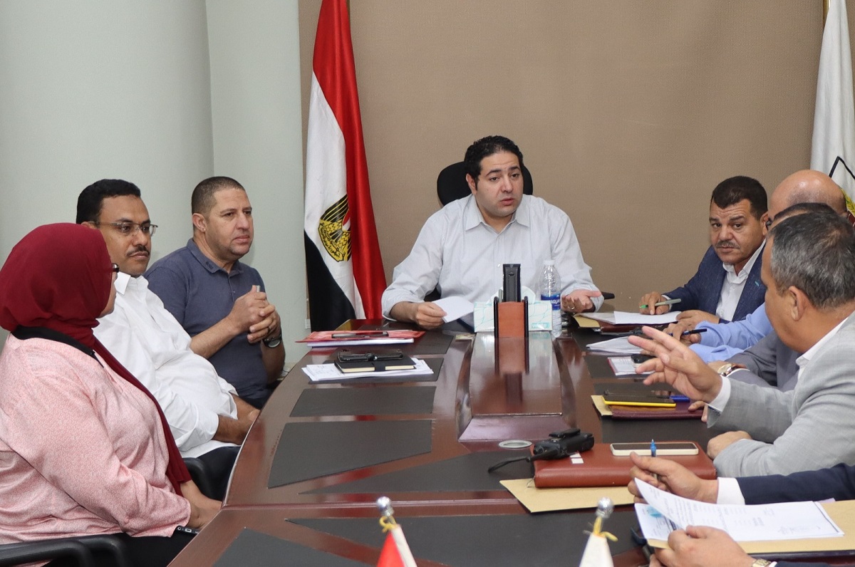نائب المحافظ يناقش آليات الاستفادة من أراضي أملاك الدولة