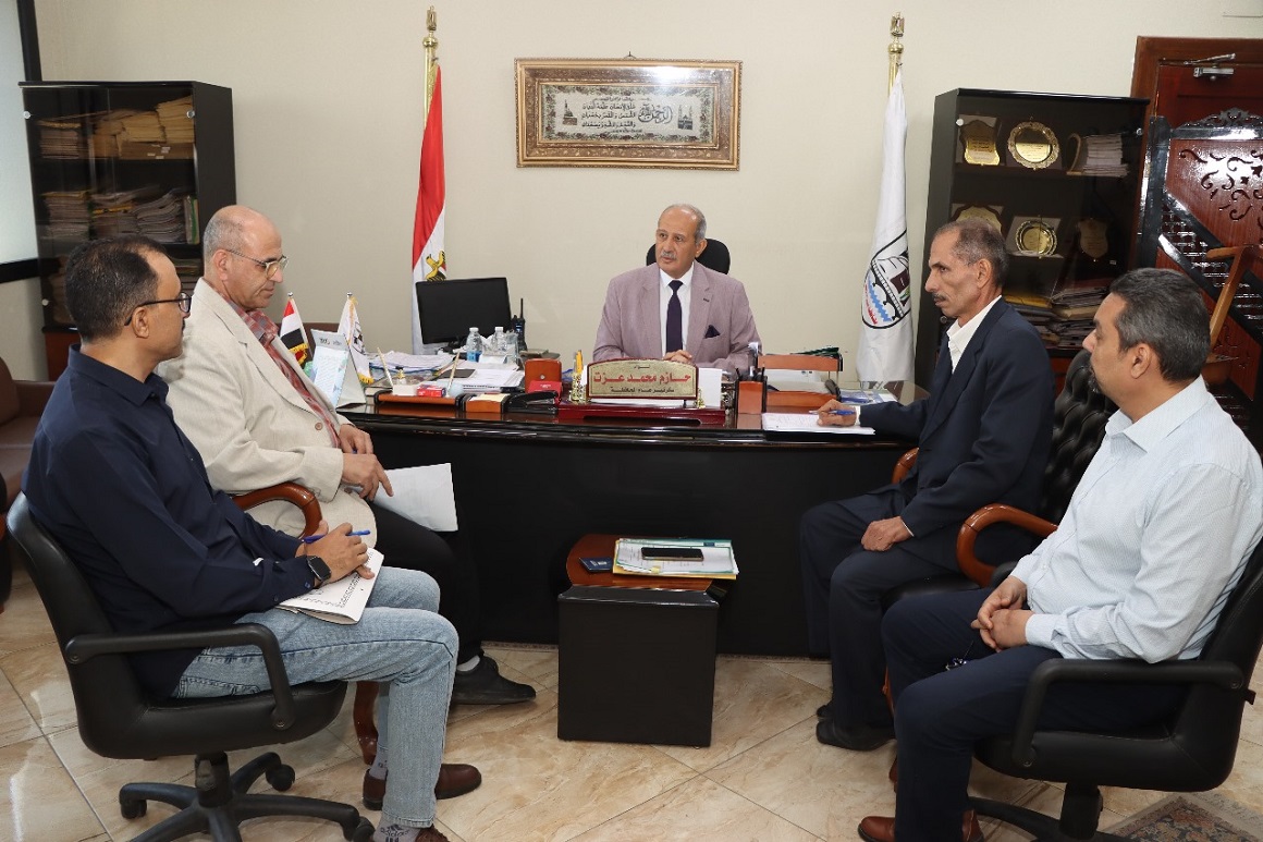 السكرتير العام يناقش أداء مركز تدريب الحاسب