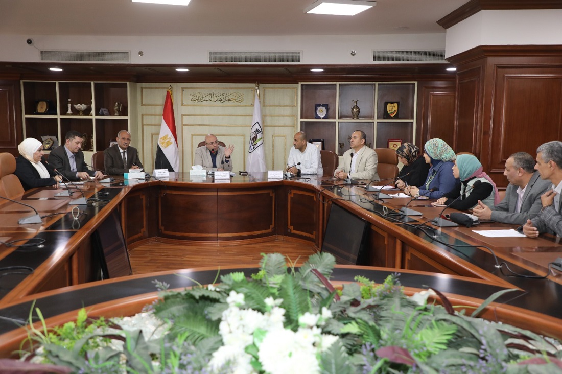 المحافظ يناقش سبل مواجهة البناء المخالف