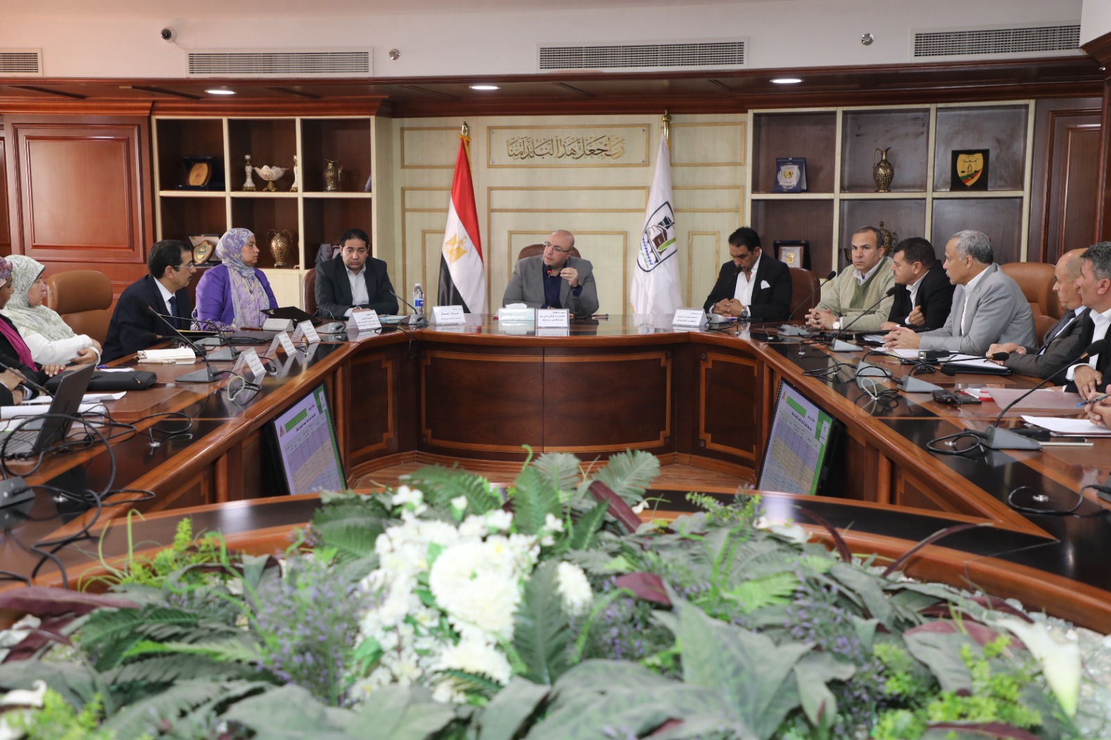 المحافظ يناقش استكمال تطوير منظومة تعبئة وتنمية الموارد الذاتية