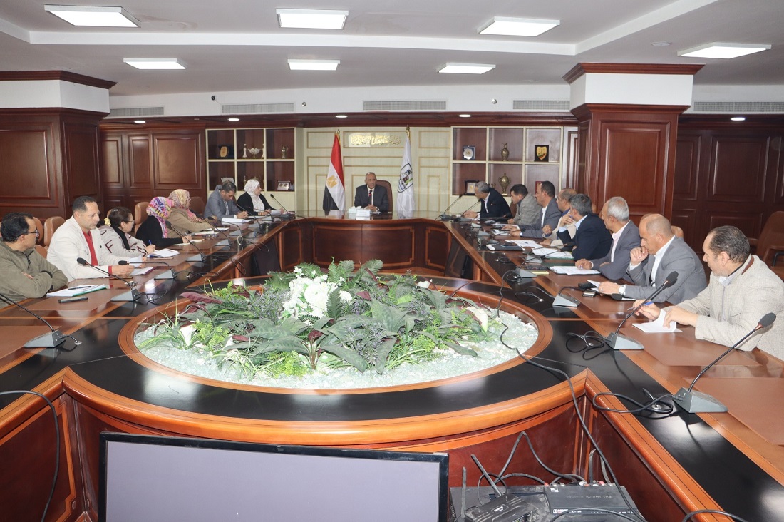 السكرتير العام يناقش موقف طلبات التصالح