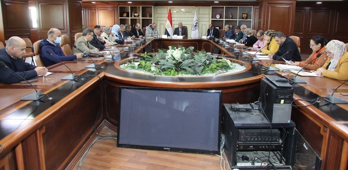 السكرتير العام يناقش مع لجنة الأملاك استغلال أراضي الدولة