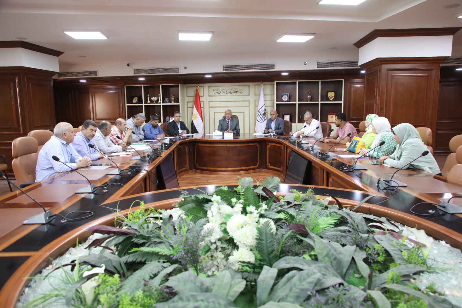 مناقشة مستجدات مشروع محطة الطاقة الشمسية بإهناسيا