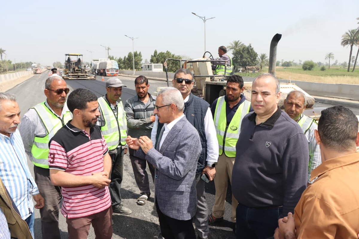 المحافظ يتابع بدء أعمال رصف طريق دمو/ الفيوم