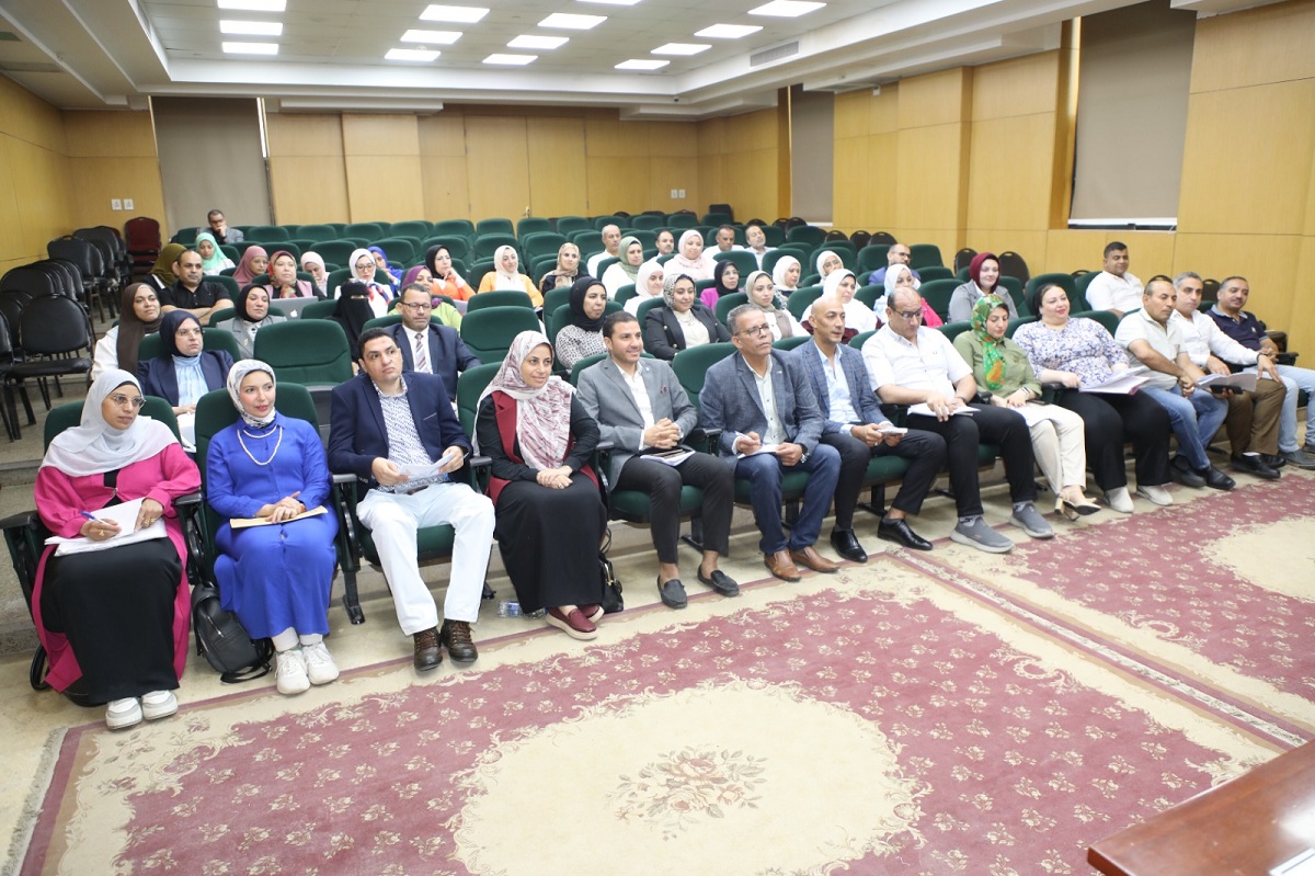 المحافظ يلتقي حملة الدكتوراه والماجستير من العاملين بالديوان