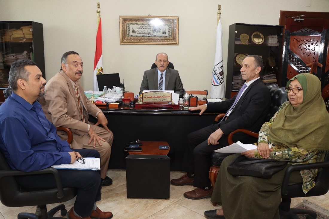 السكرتير العام يطلع علي موقف تحصيل مستحقات الصرف