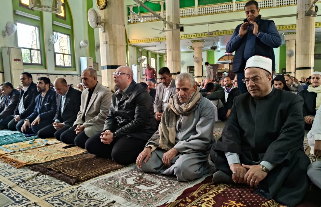 المحافظ يشهد صلاة الجمعة في الكوم الأحمر