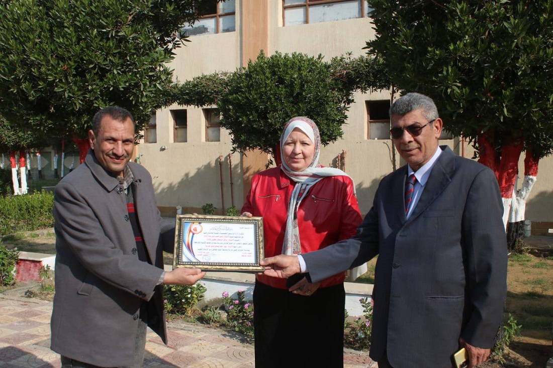تكريم مدير مدرسة سعداوي مجاهد بالواسطي