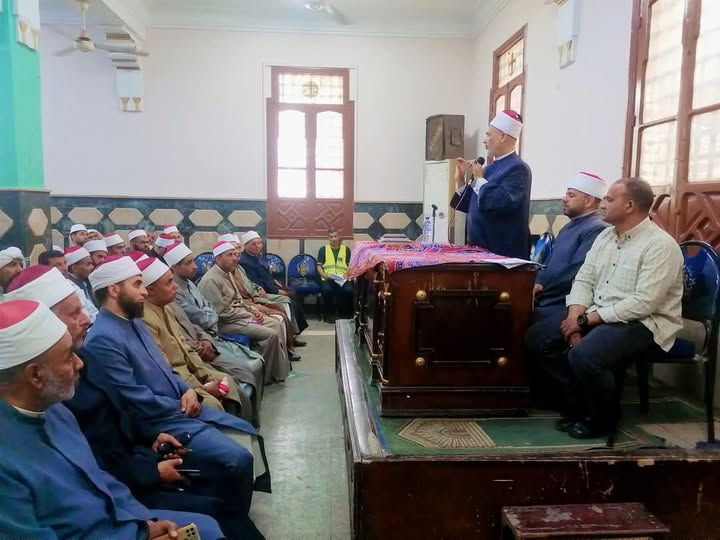 وكيل وزارة الأوقاف يجتمع مع العاملين بالمساجد