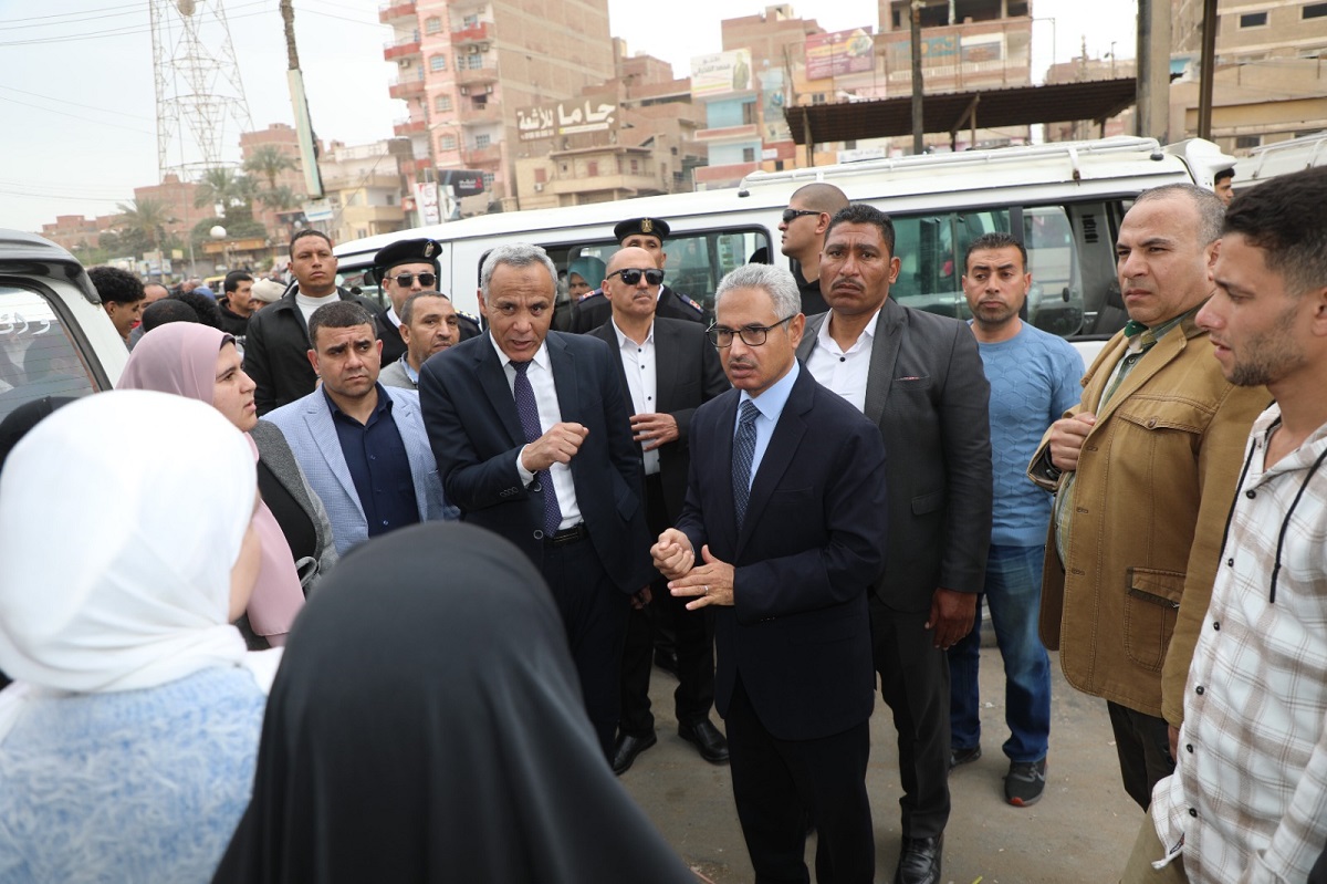 المحافظ يتفقد موقف الواسطى ويؤكد دور المواطن في ضبط الخدمة