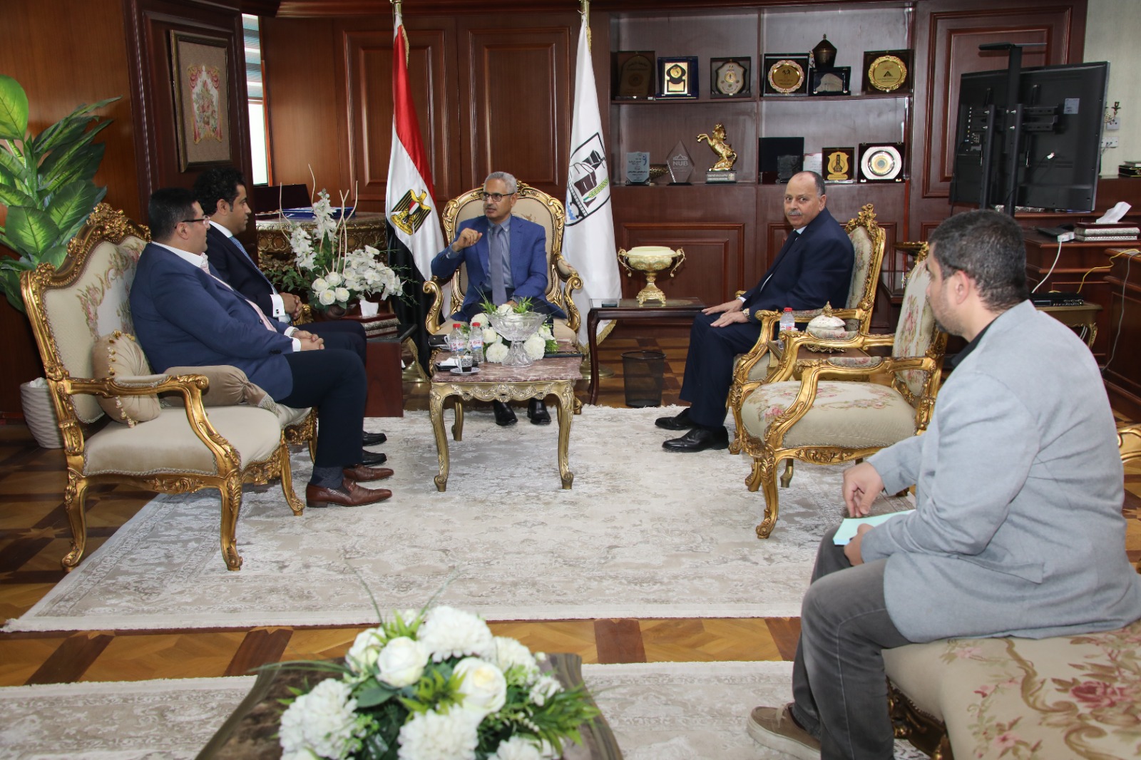 المحافظ يناقش مع برلمانيين خدمات مياه الشرب والصرف الصحي