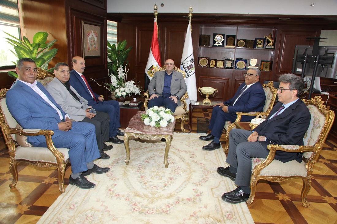 المحافظ يلتقي النقيب العام للأطباء البيطريين