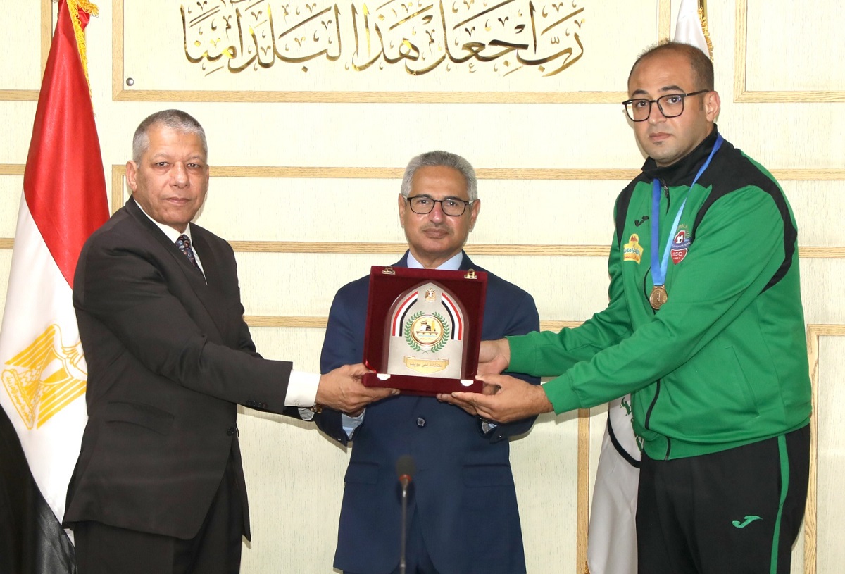 المحافظ يُكرّم فريق كرة اليد بنادي بني سويف الرياضي