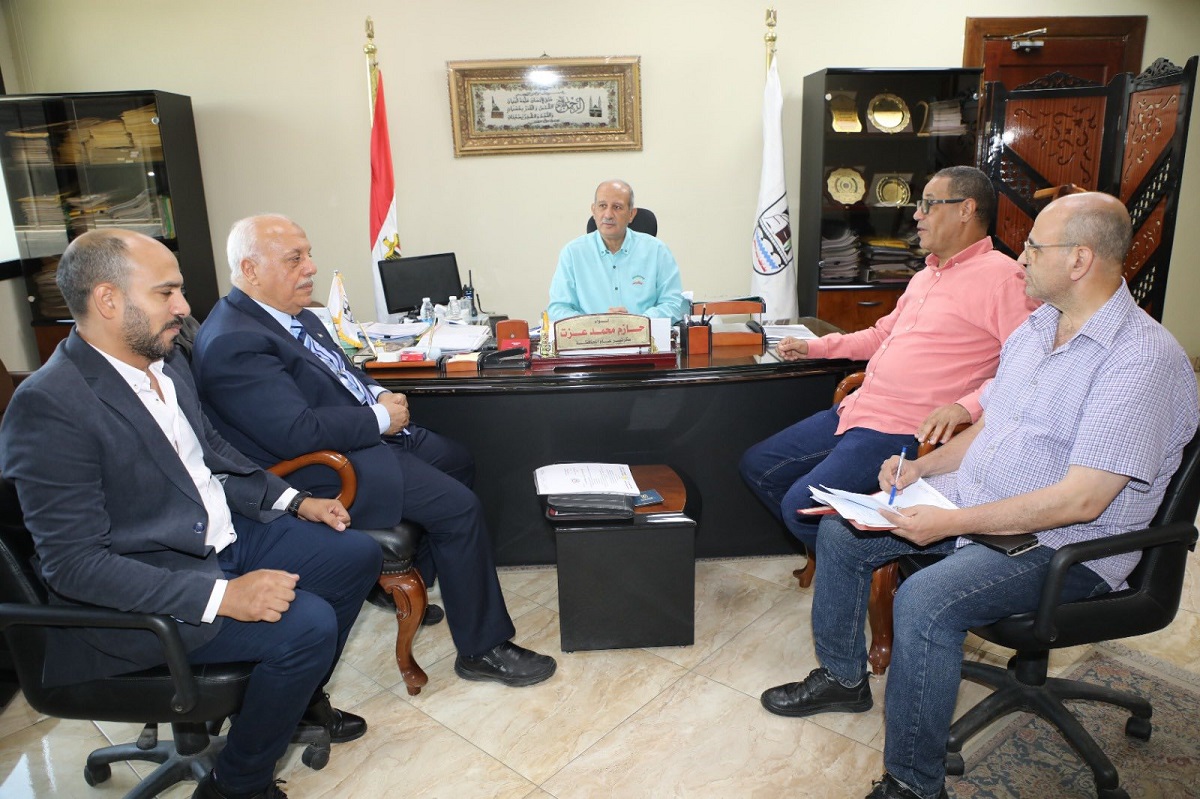 السكرتير العام يبحث ملاحظات لجنة تقييم مصانع تدوير القمامة