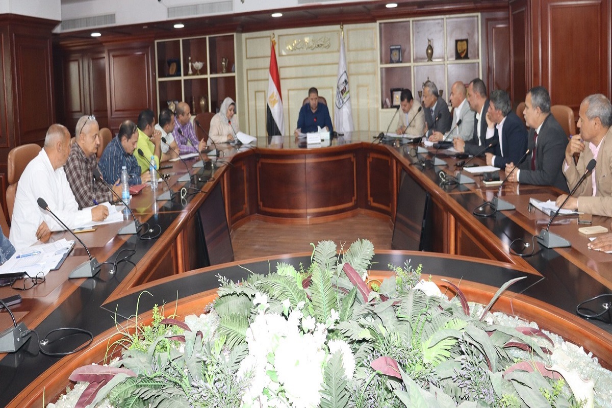 السكرتير العام يناقش آليات رفع كفاءة منظومة المخلفات