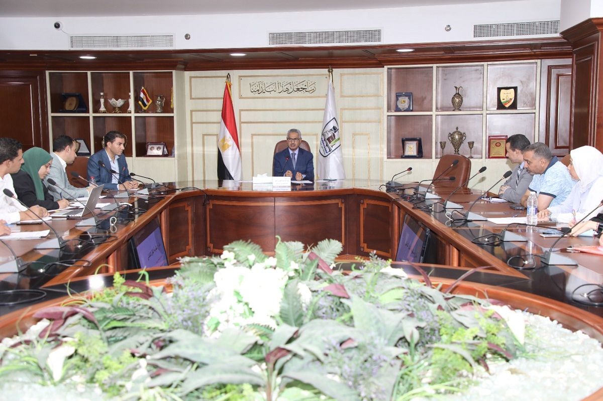 المحافظ يواصل لقاءاته الدورية مع حملة الدكتوراه والماجستير 