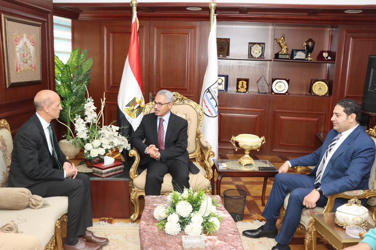 رئيس جامعة بني سويف يهنئ المحافظ الجديد