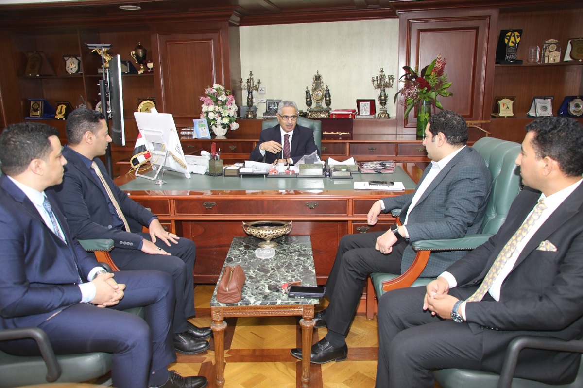 محافظ بني سويف يلتقي مسؤولي مؤسسة حياة كريمة 