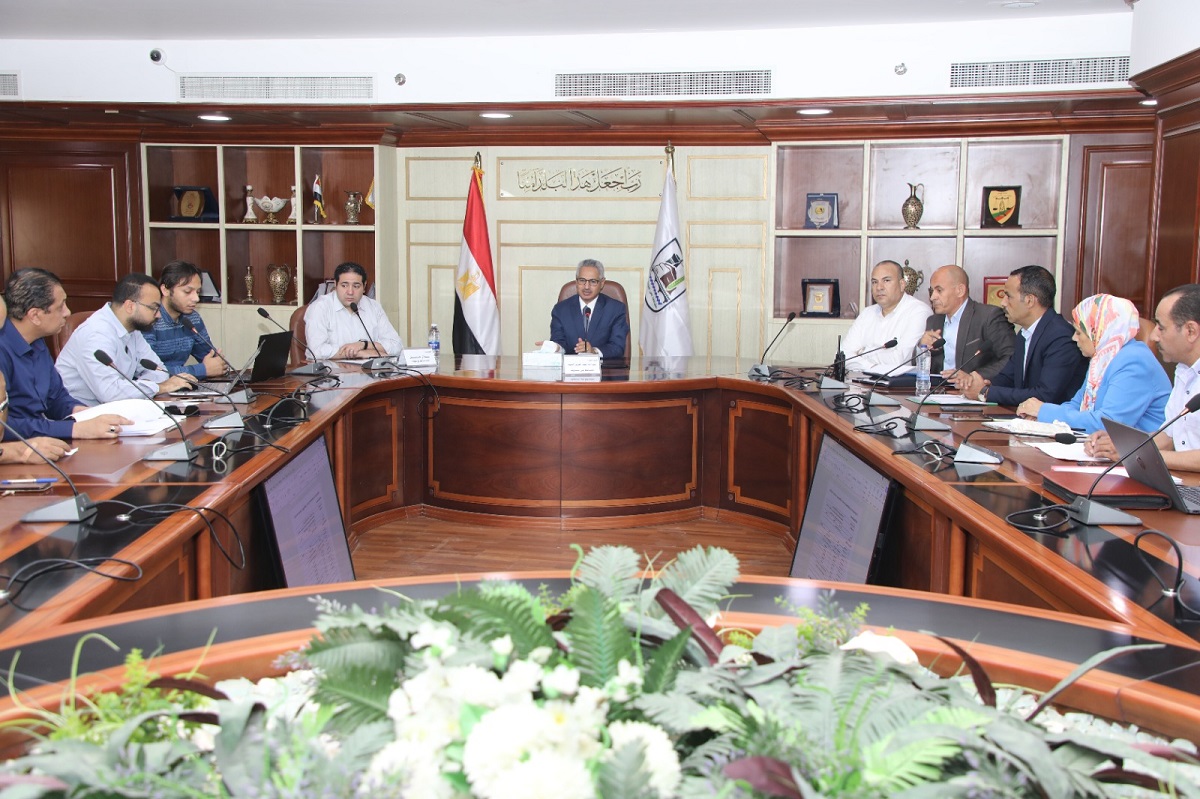 المحافظ يتابع مُستجدات موقف مشروعات حياة كريمة  
