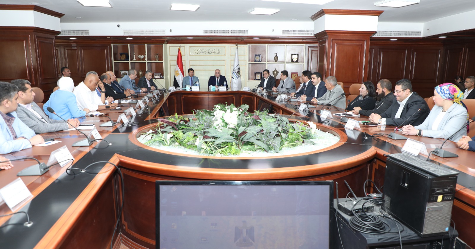 وزير الشباب يلتقي أعضاء البرلمان بحضور المحافظ