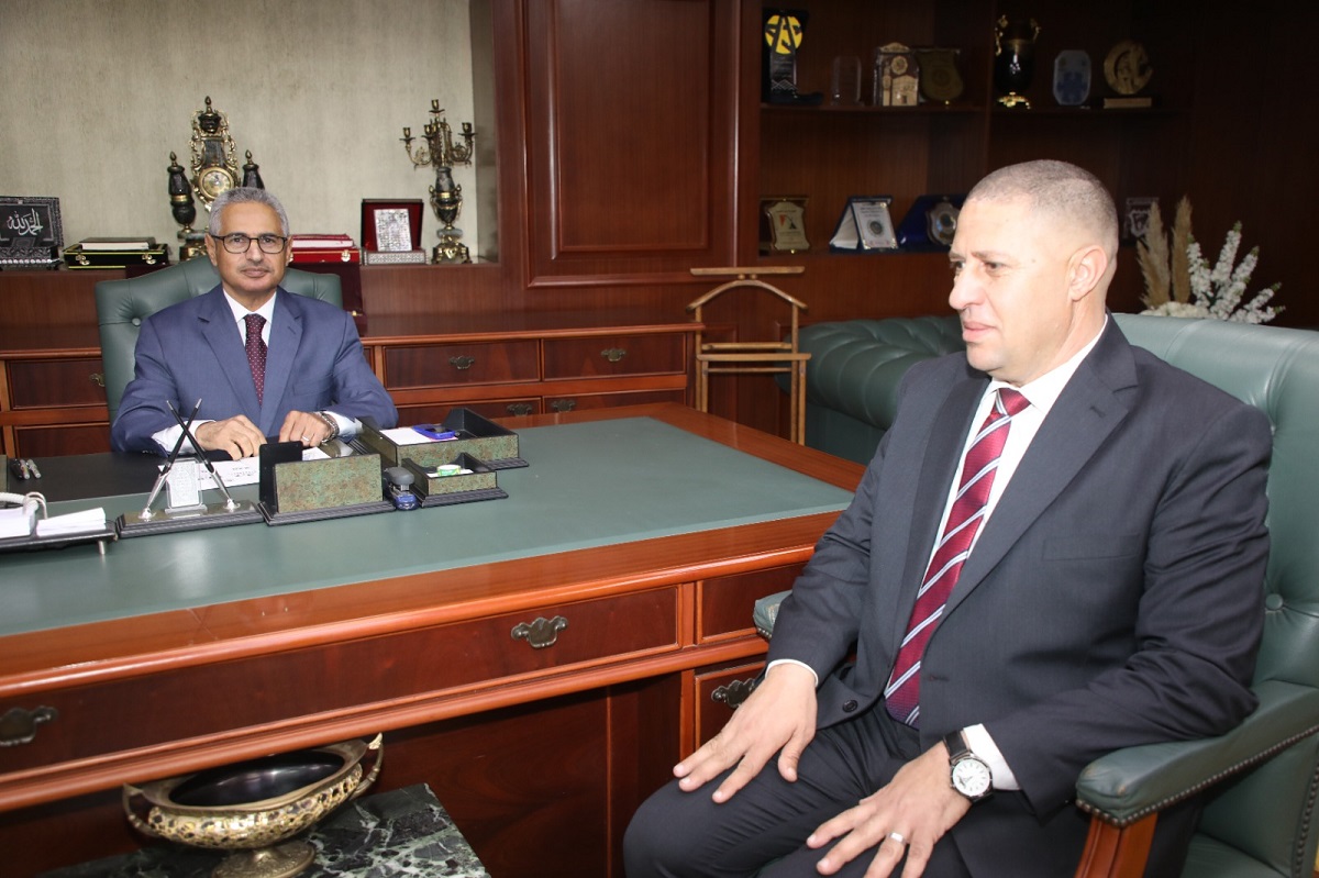 المحافظ يلتقي قيادات الديوان ويشكر السكرتير العام السابق