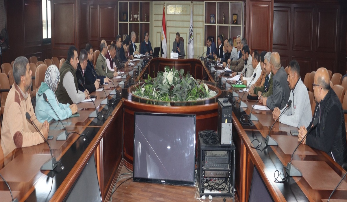 السكرتير العام يُناقش مستجدات مشروعات الخطة الاستثمارية 