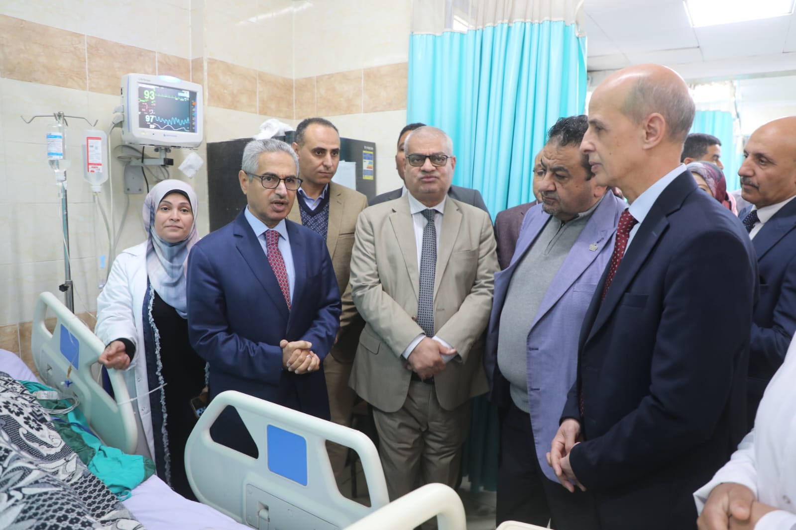 المحافظ يتابع تداعيات حادث الطريق الصحراوي الشرقي 