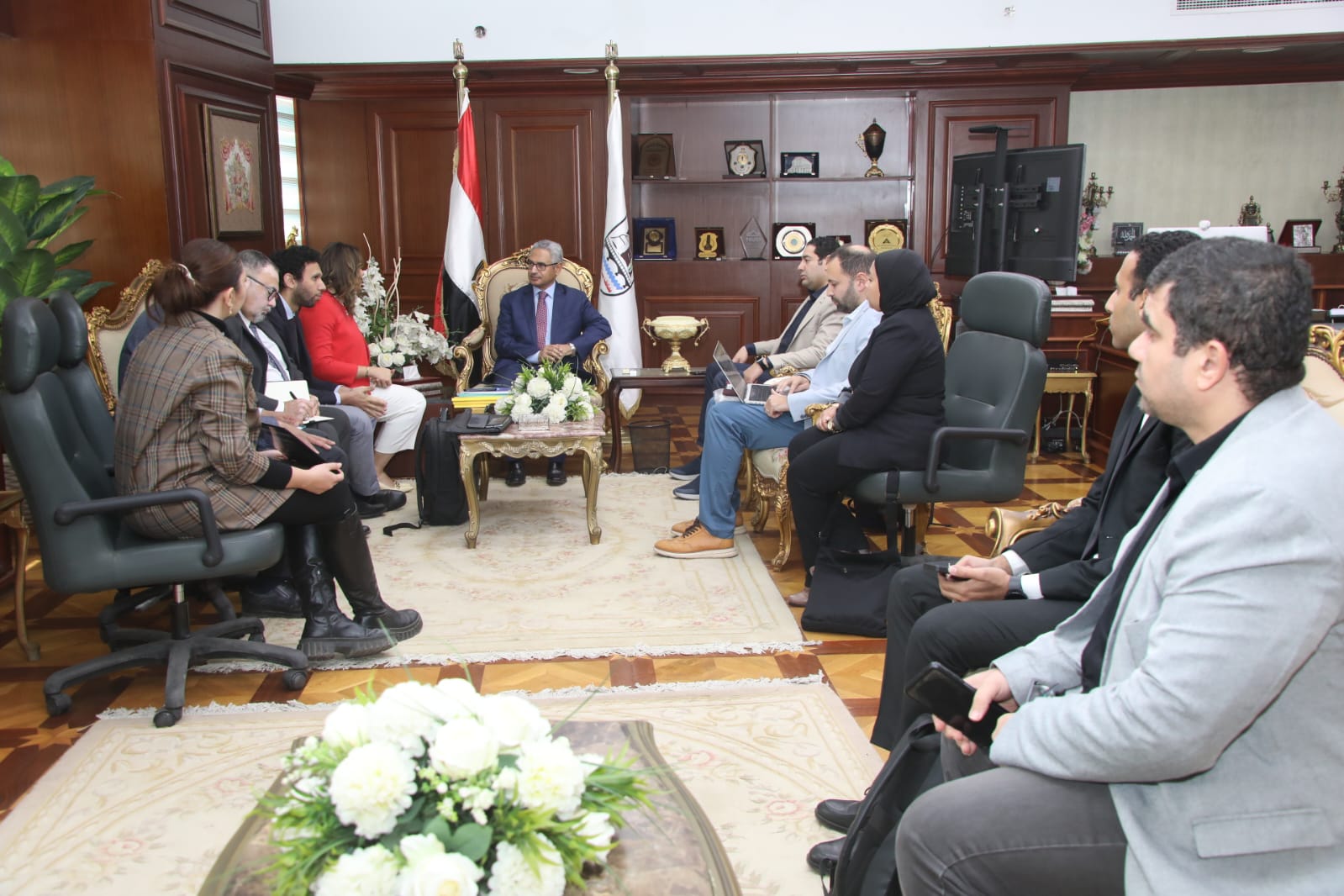 المحافظ يناقش مع وفد المالية عدد من الملفات