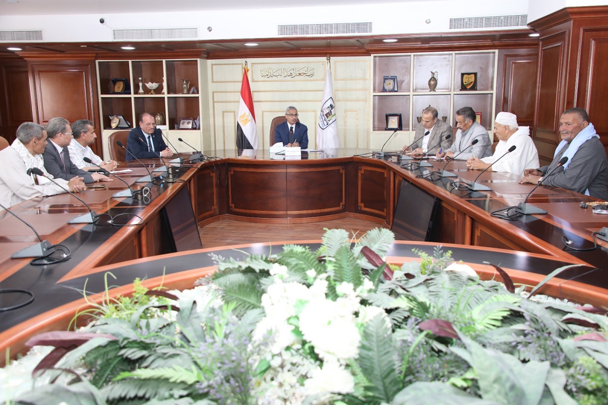 مزارعو بني سويف يلتقون المحافظ للحديث حول توريد القمح