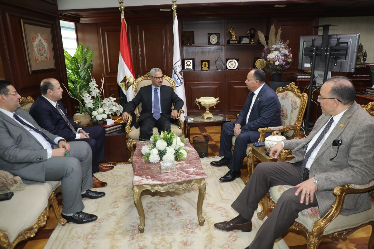 المحافظ الجديد يلتقي نواب البرلمان والشيوخ