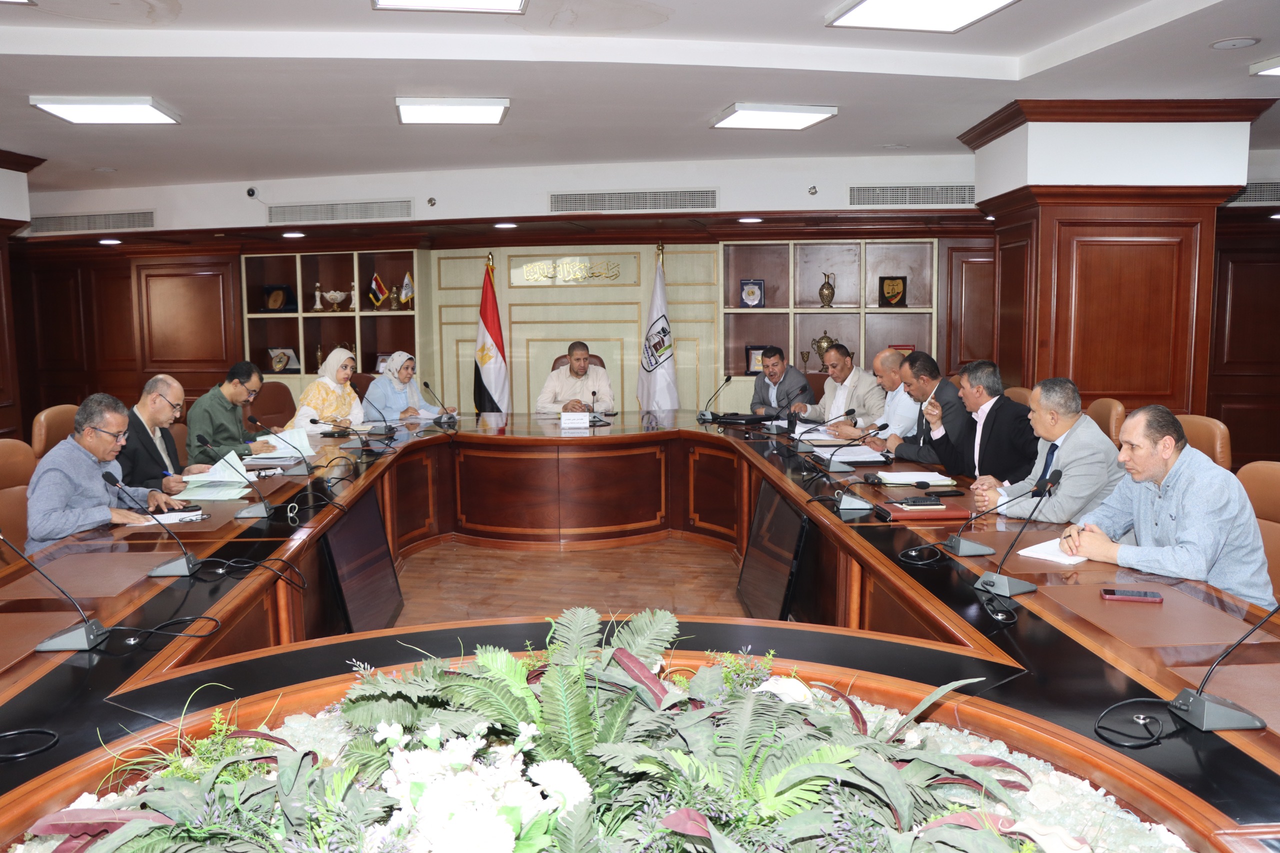السكرتير العام يناقش عدداً من الموضوعات في اجتماع صندوق النظافة  