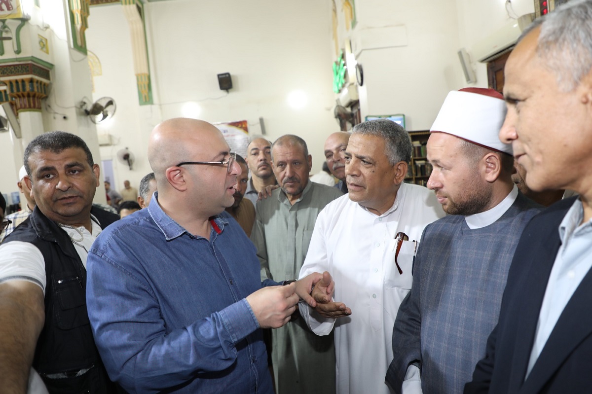 المحافظ يستمع لمطالب المواطنين عقب صلاة الجمعة