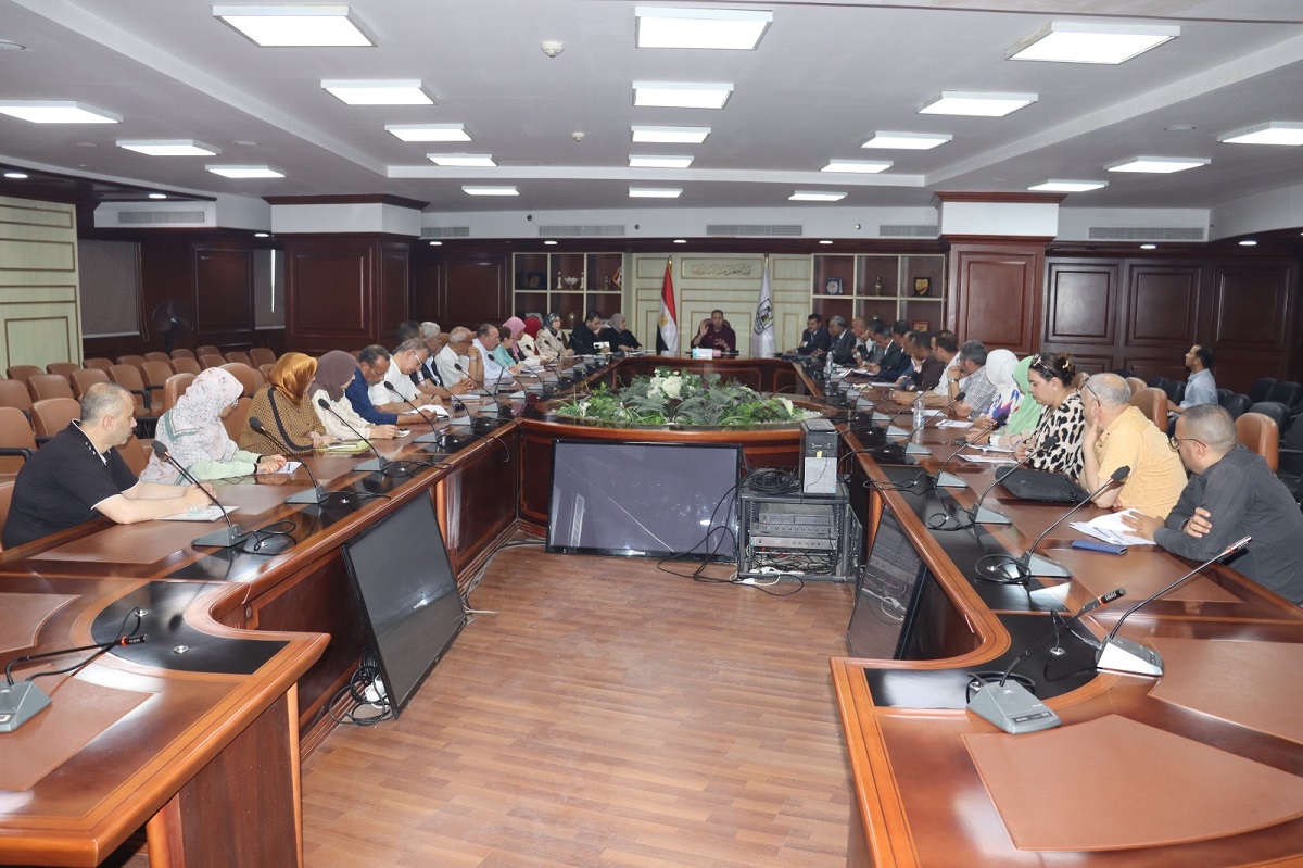 السكرتير العام يتابع مستجدات ملف التصالح