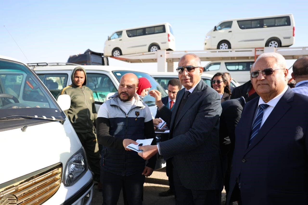 البنك الزراعي يسلم 78 سيارة ميكروباص بالمنيا