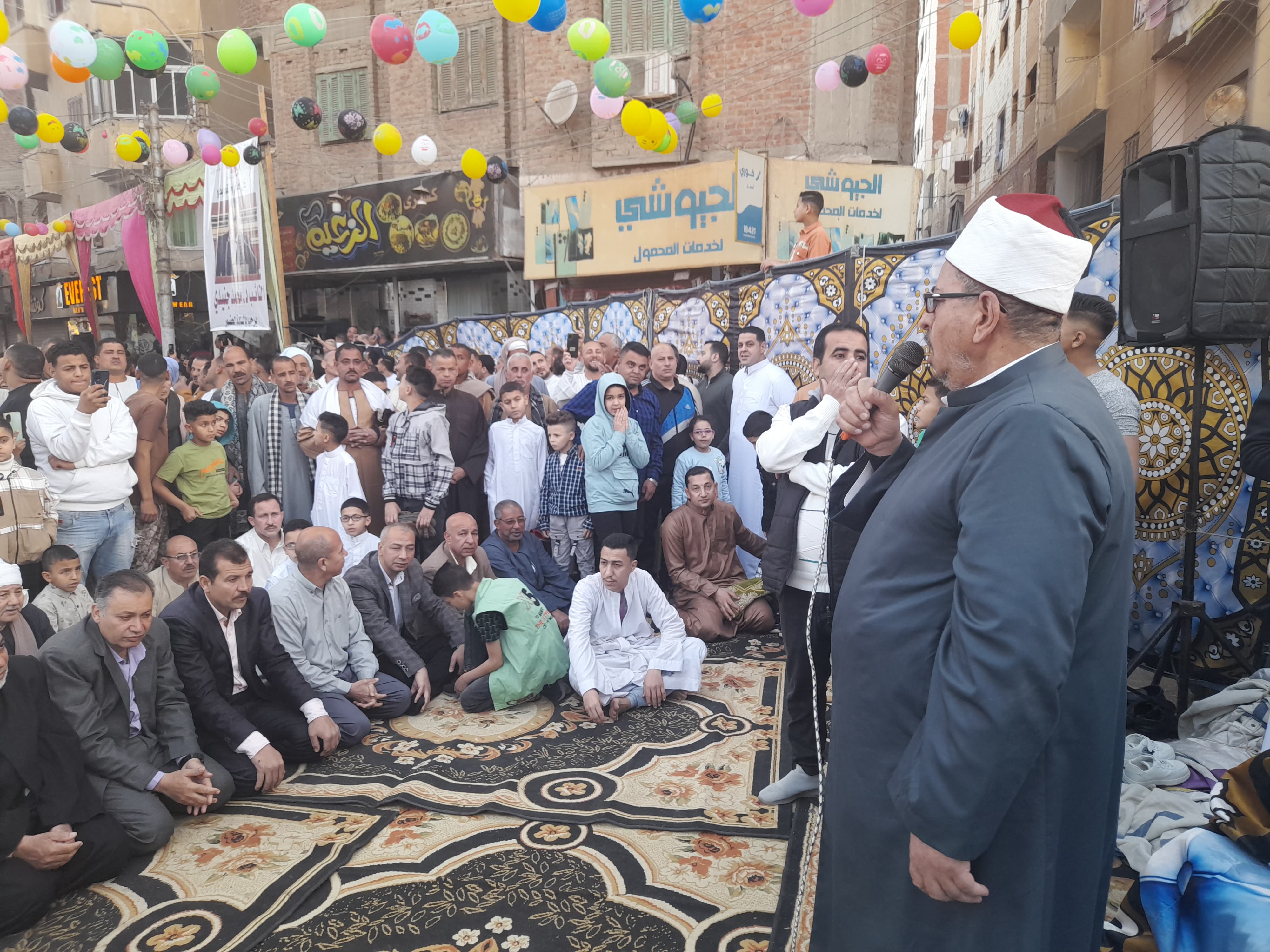 المئات يؤدون صلاة عيد الفطر بساحة في ناصر