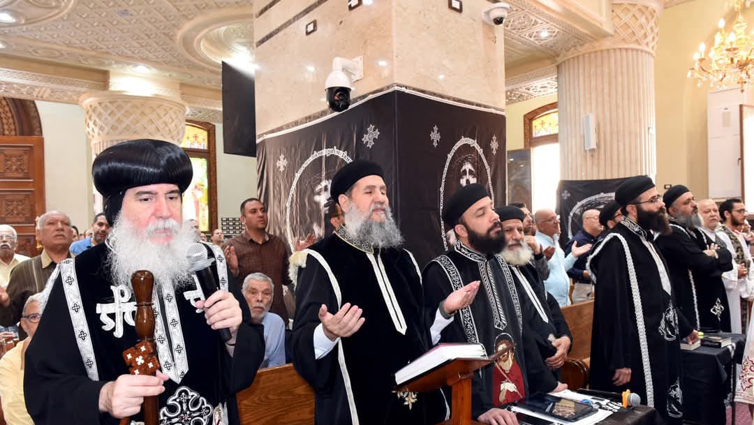 الآلاف في صلوات الجمعة الكبيرة بالكنائس والأديرة