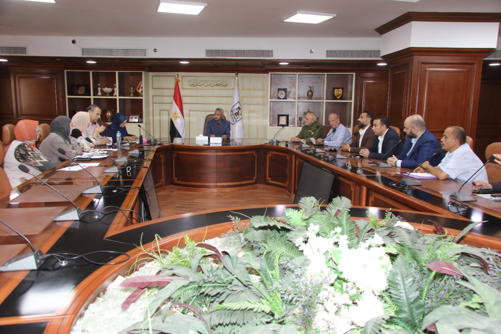 المحافظ يبحث آليات تطوير المرافق بمنطقة بياض العرب