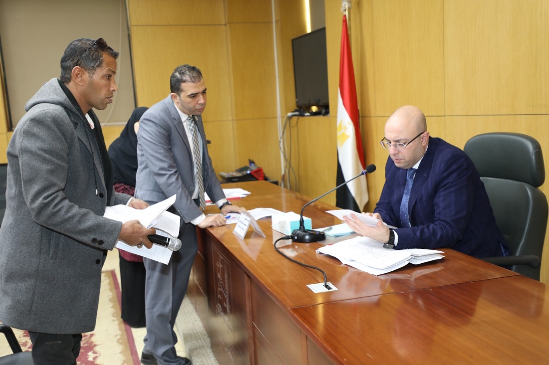 الإعانات بطل اللقاء الأسبوعي المفتوح للمحافظ