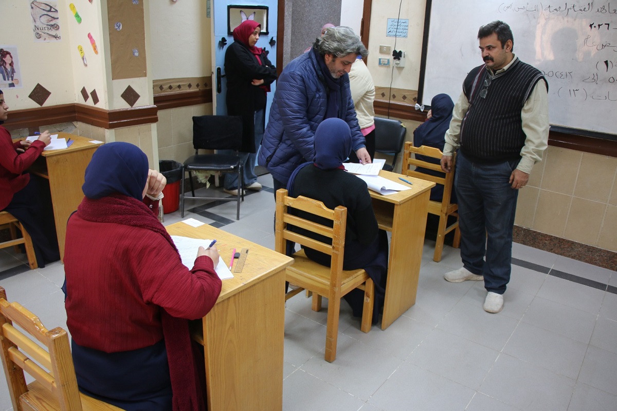 سير أعمال امتحانات الصف الخامس بالمعهد الفني للتمريض