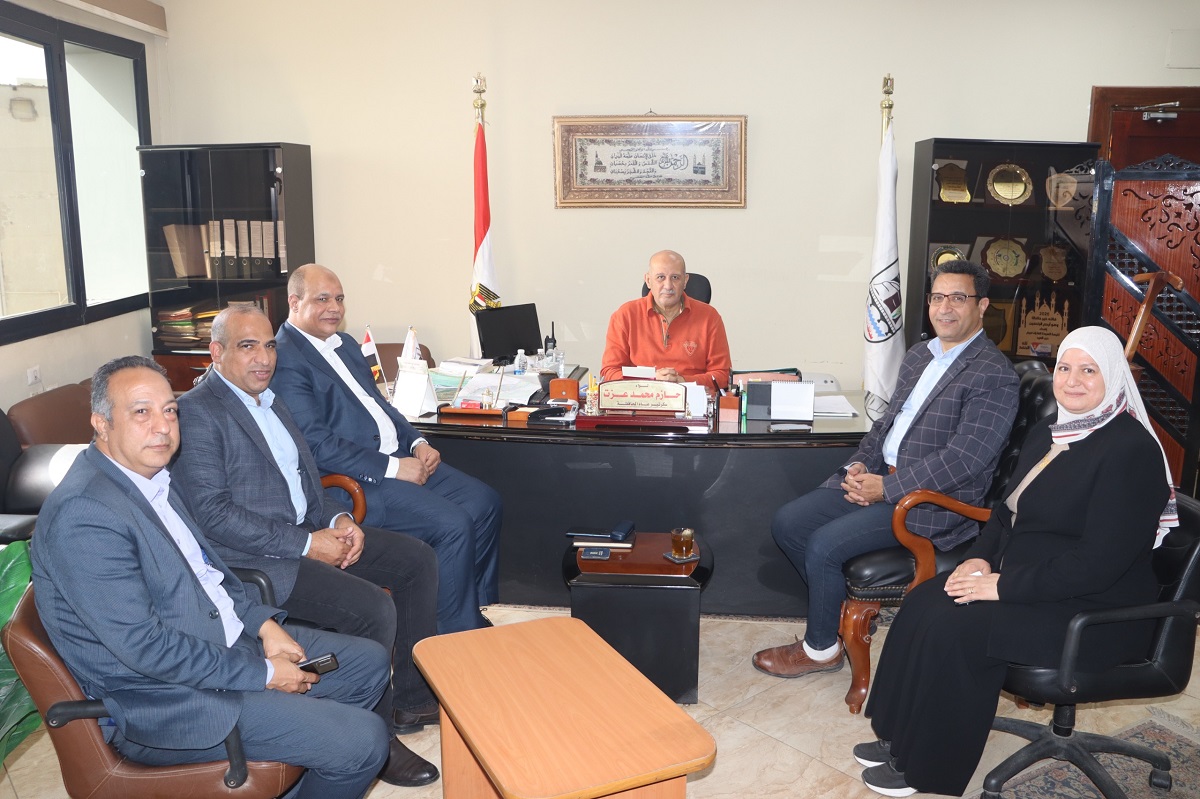 السكرتير العام يناقش مع وفد المالية سير العمل