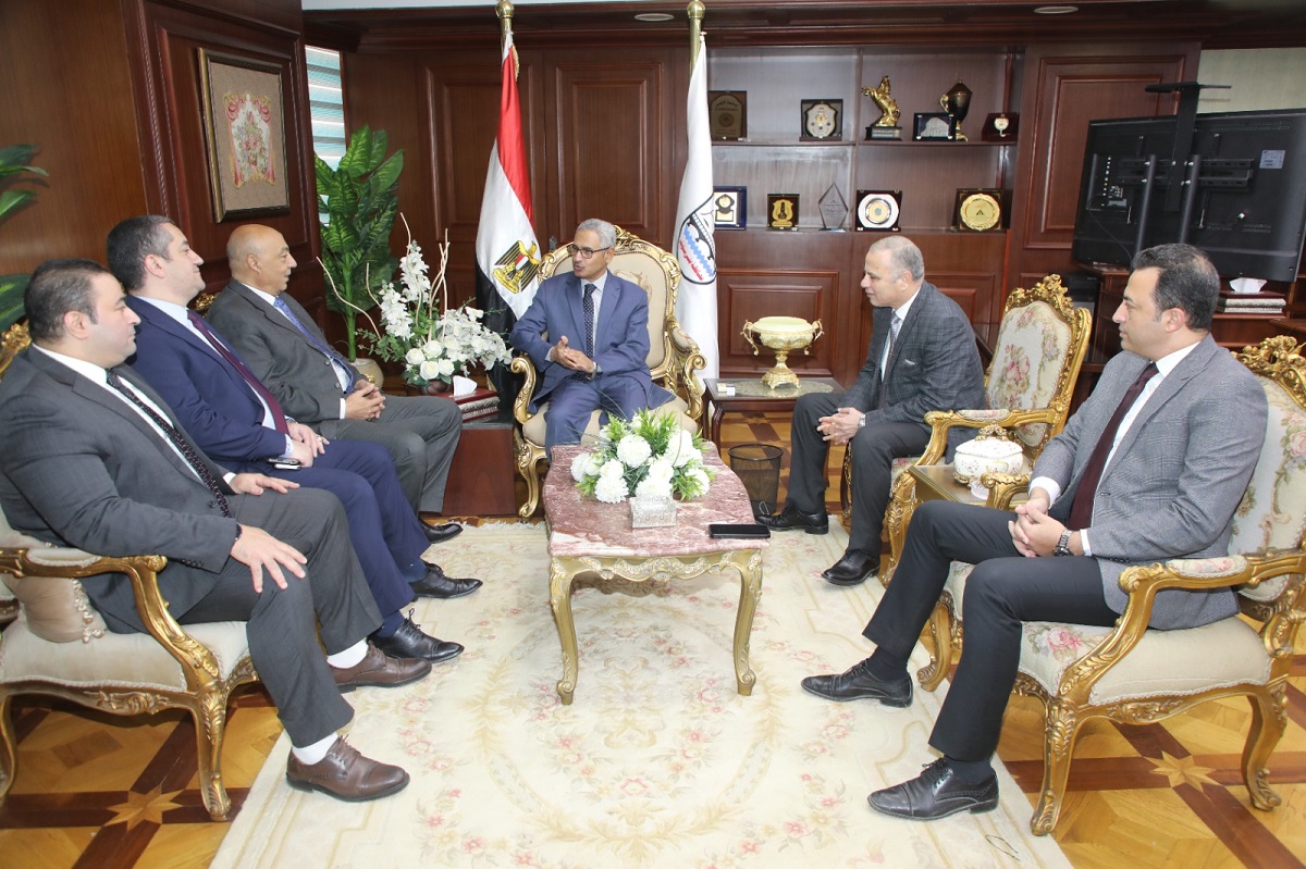 المحافظ يلتقي  رئيس نادي قضاة بني سويف