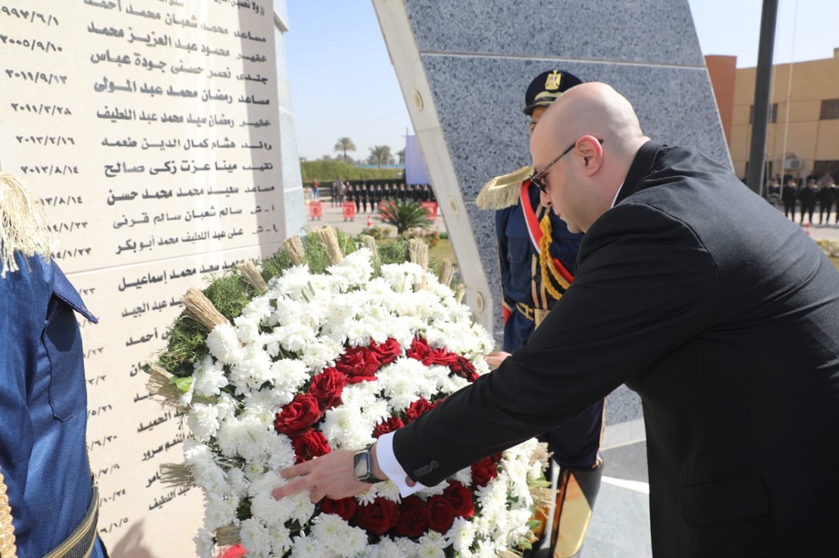 المحافظ يضع إكليل الزهور على النُصب التذكاري للُشهداء