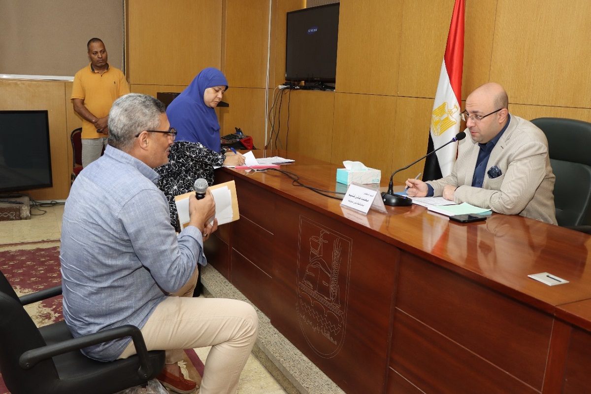 المحافظ يوجه الطرق بإدراج بعض الشوارع في خطة الرصف