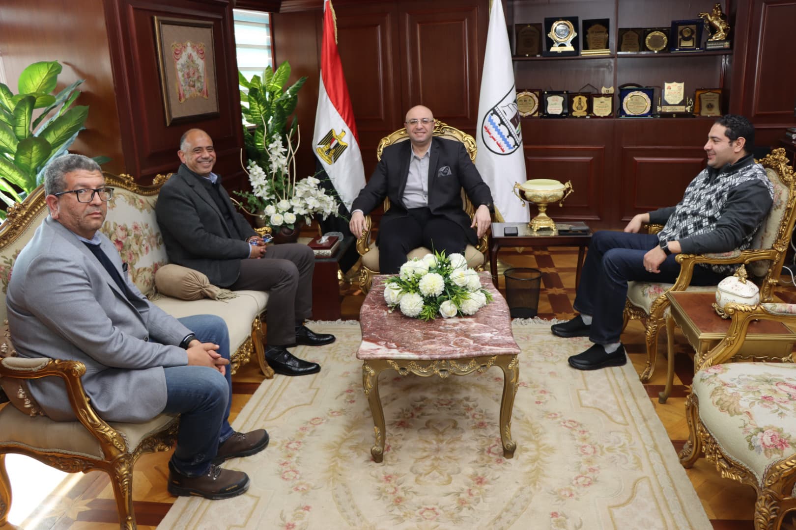 المحافظ يلتقي رئيس رئيس الطرق والكباري