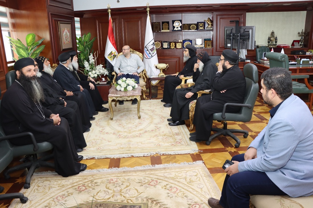 وفد الكنيسة الأرثوذكسية تهنئ المحافظ بعيد الفطر