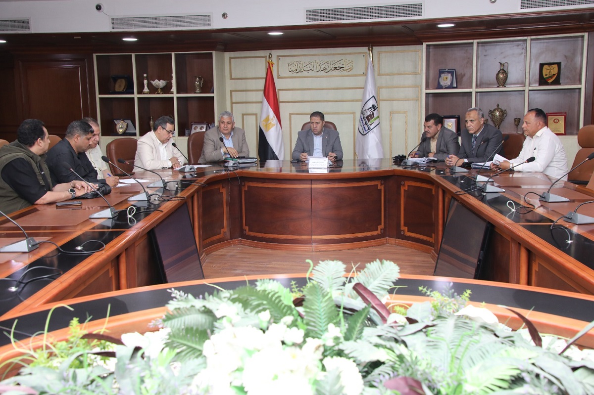 السكرتير العام يناقش موقف مشروعات الخطة الاستثمارية